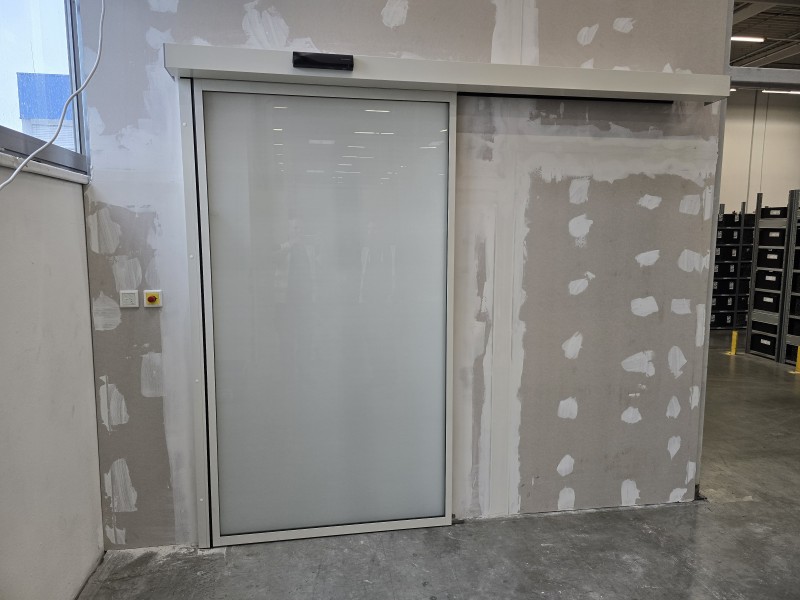 1 mozgó matt fóliás üvegzésű automata ajtó kivitelezésünk Győrben