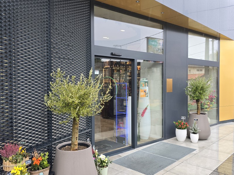 2 db automata ajtó és 3 db alumínium portálszerkezet kivitelezésünk Gödön az Édenben.