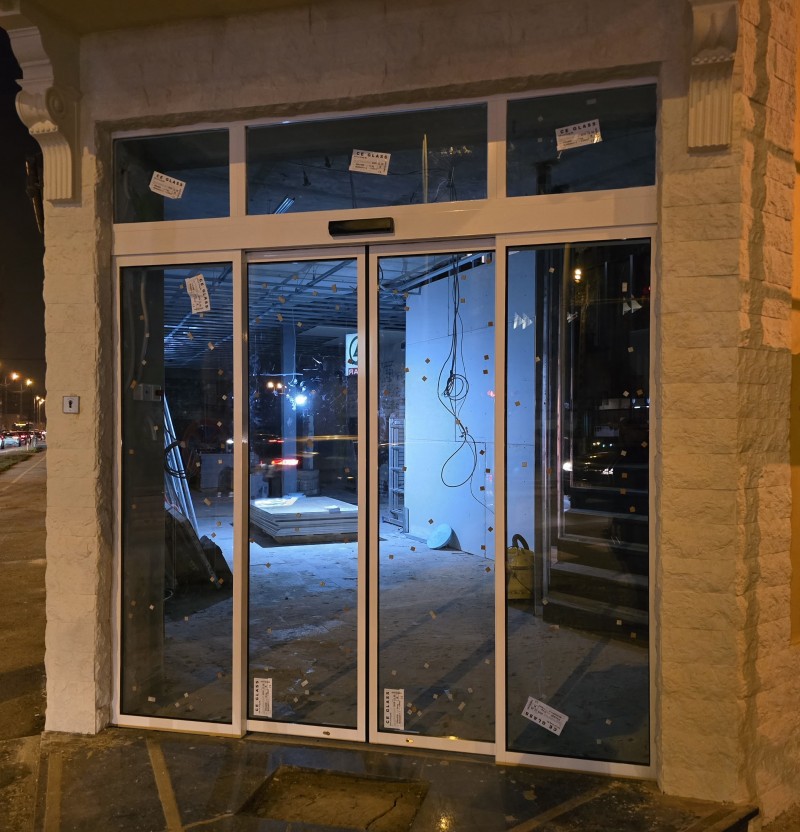 2 mozgó fotocellás ajtó, 2 oldalsó fix, alumínium áthidalós és felülvilágítós szerkezet kivitelezésünk Győrben