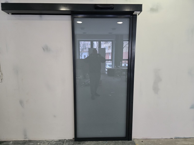 3 db matt fóliás biztonsági üvegezésű automata ajtó kivitelezésünk a Pulmonológiai Klinikán.