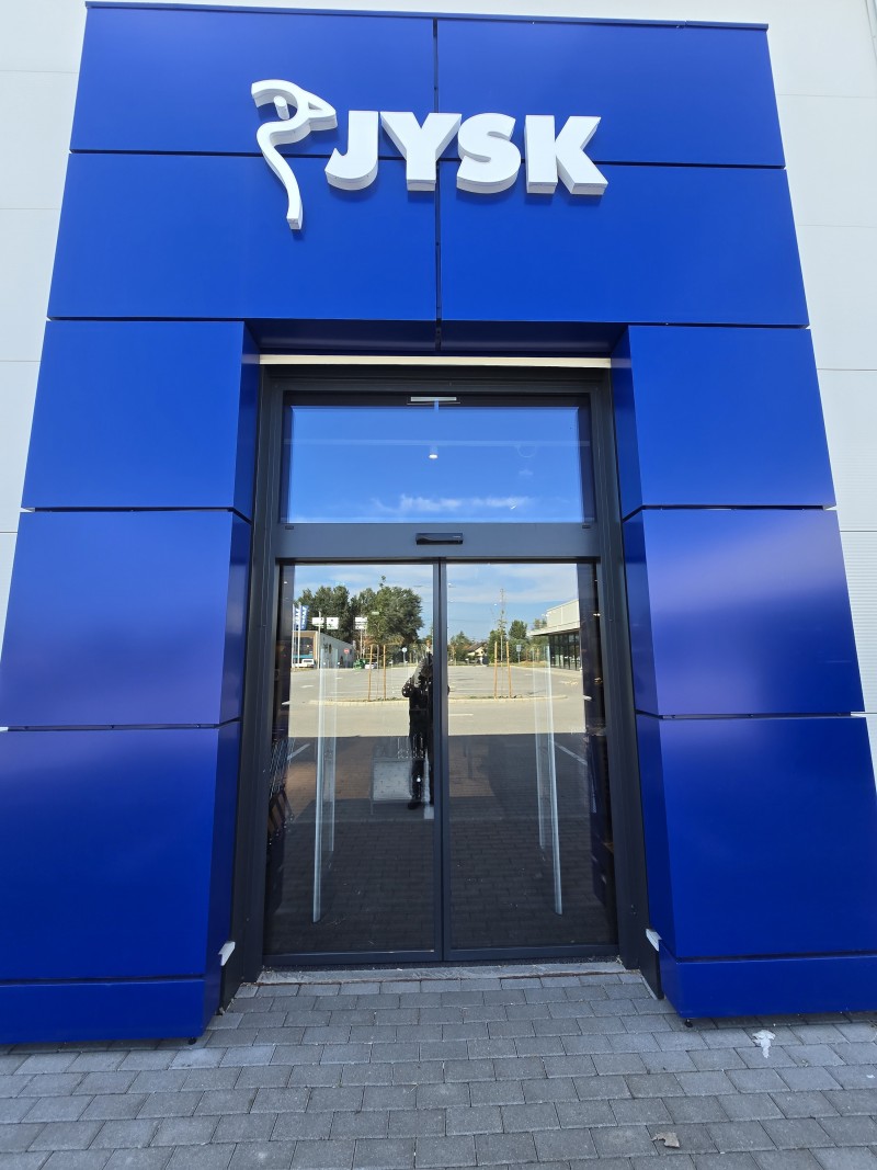 Dorma 2 mozgó fotocellás ajtó kivitelezésünk Veresegyházon a JYSK Üzletben.