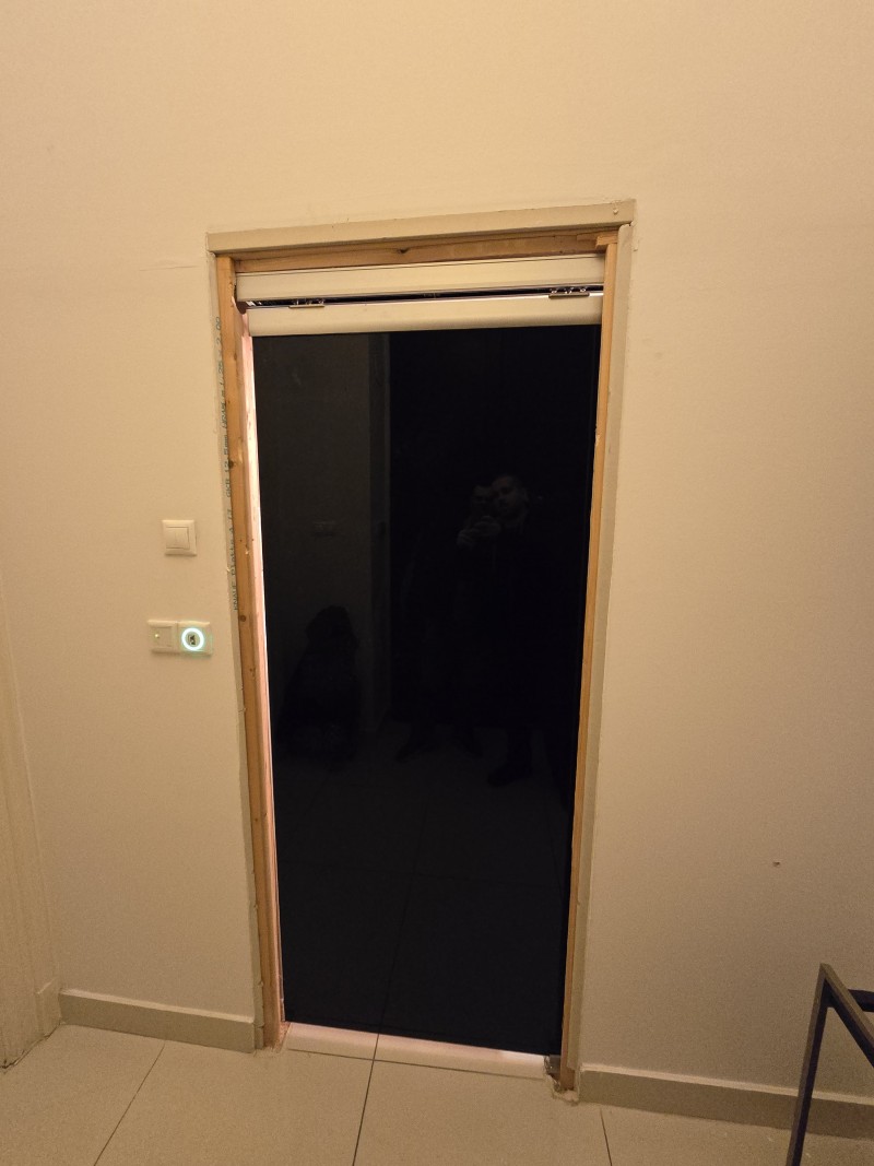 Fekete üvegezésű automata ajtó kivitelezésünk budapesti ügyvédi irodában.